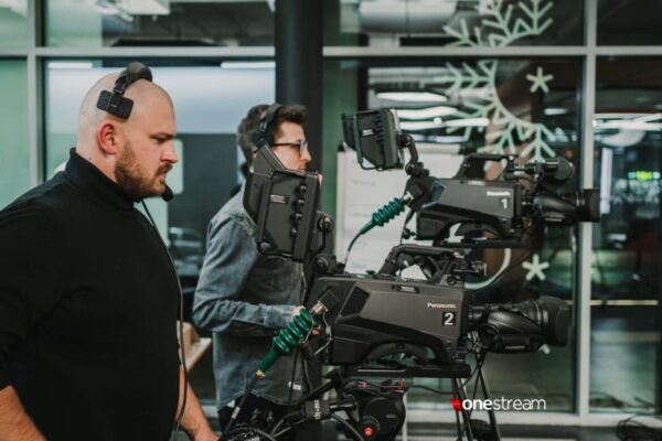 wóz transmisyjny kamery LIVE