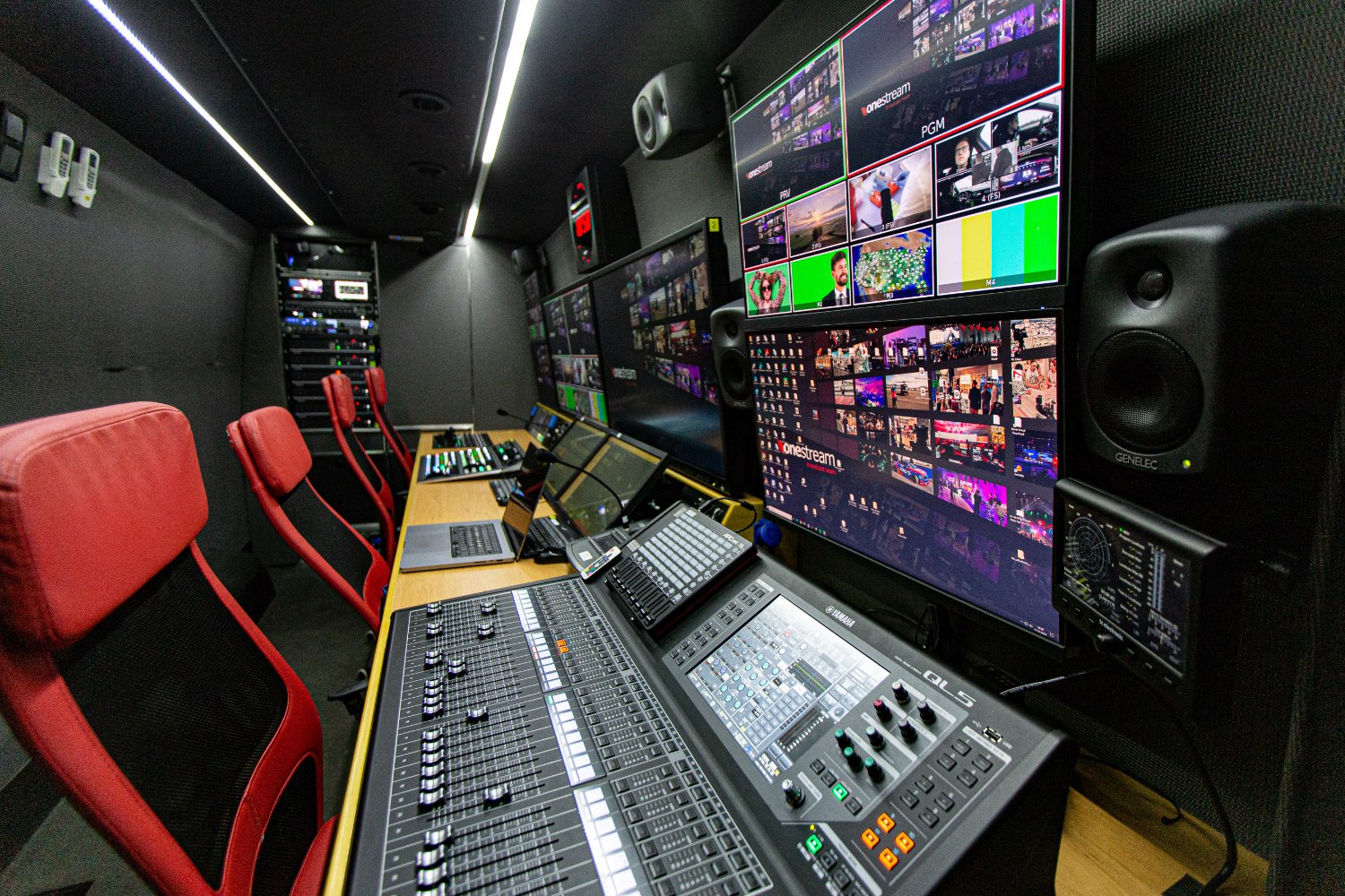 Wnętrze wozu transmisyjnego OneStream — realizacja live streamingu 4K UHD HDR